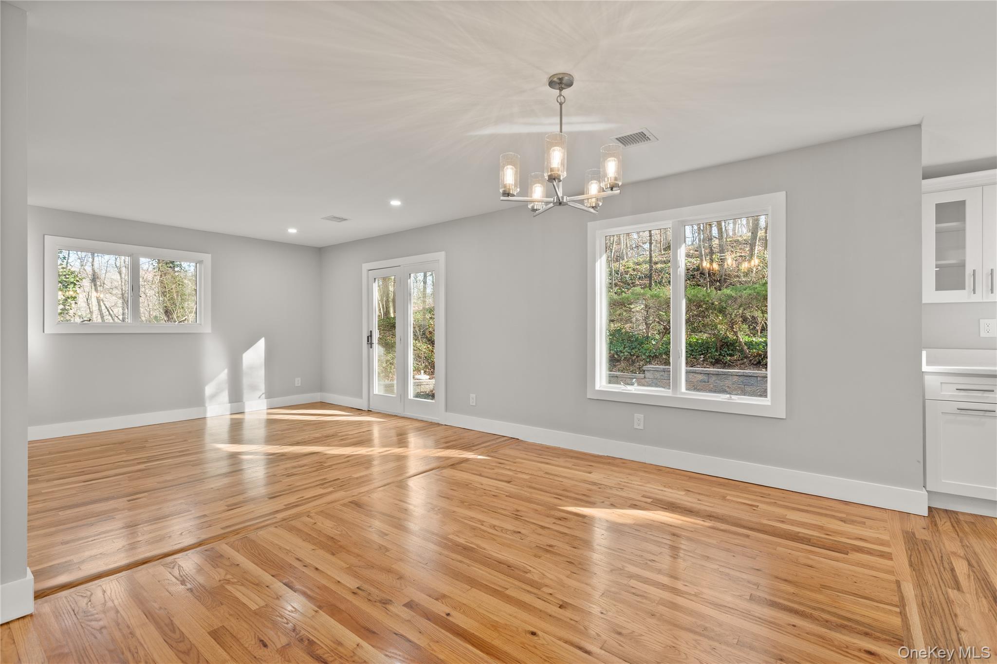 #6 photo, 142 Crooked Hill Road, Саффолк ‖ Huntington Station , NY 11743