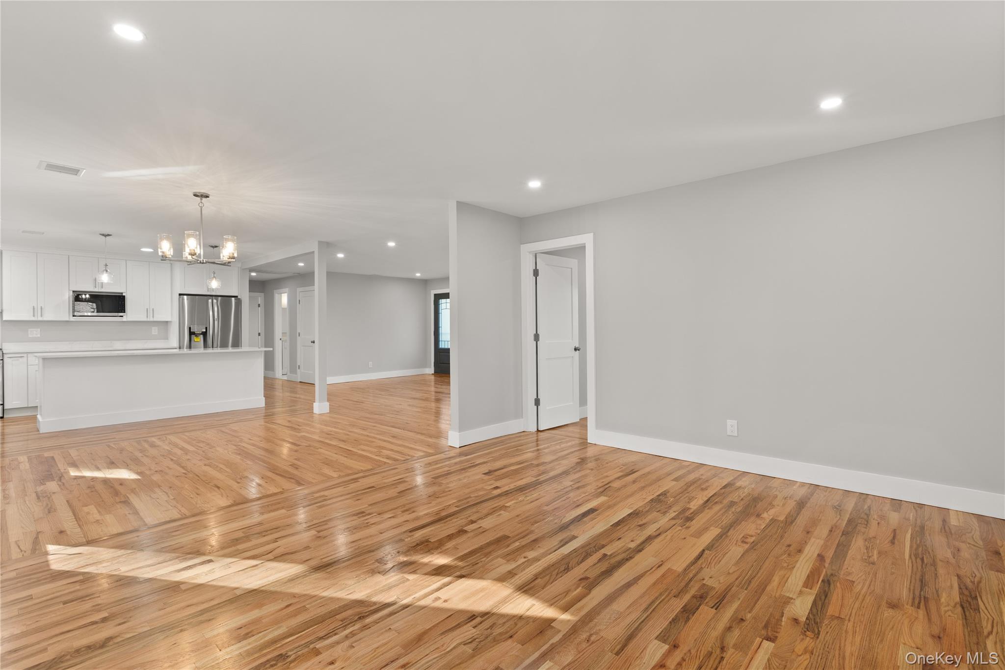 #7 photo, 142 Crooked Hill Road, Саффолк ‖ Huntington Station , NY 11743