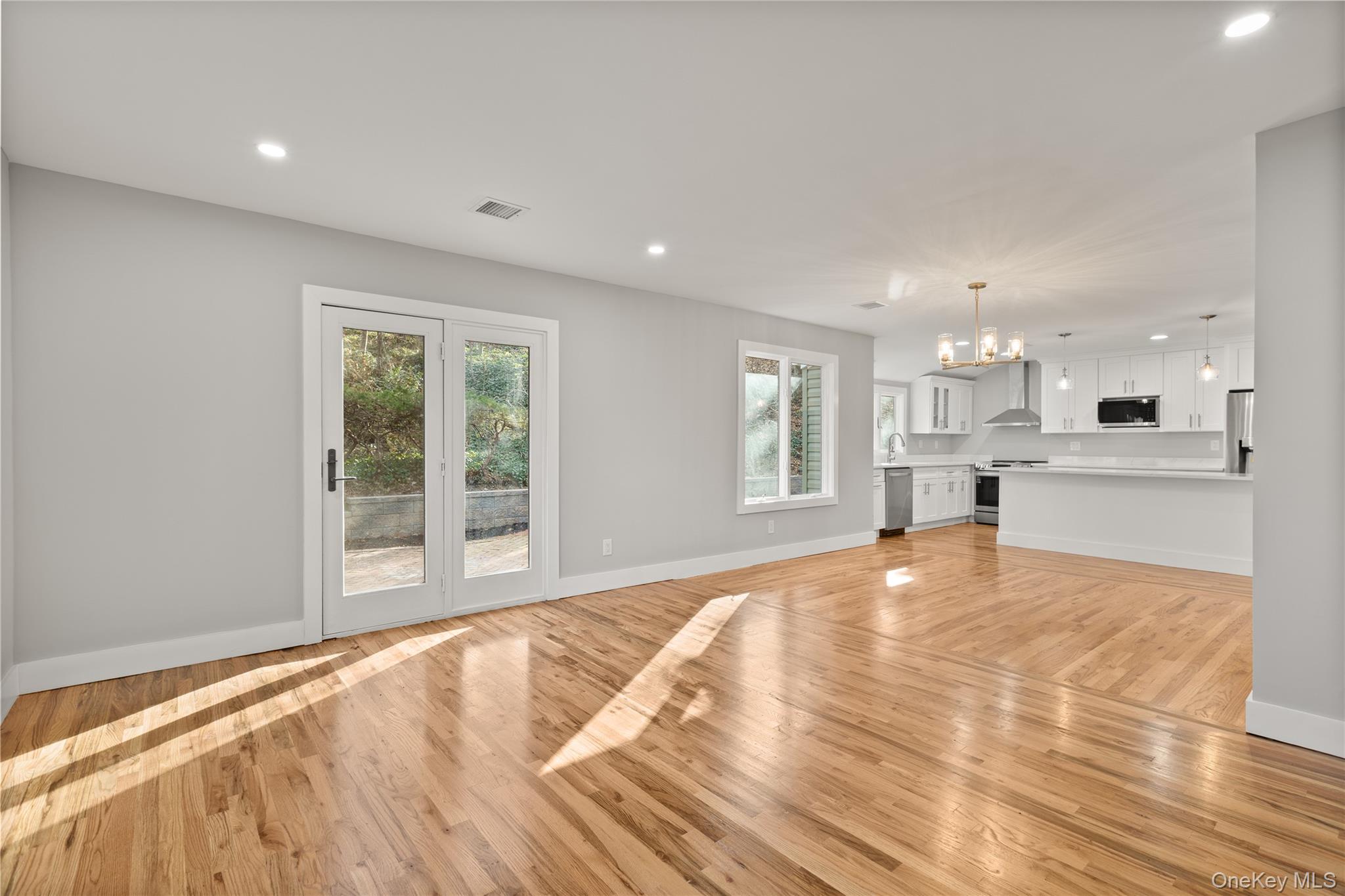 #8 photo, 142 Crooked Hill Road, Саффолк ‖ Huntington Station , NY 11743