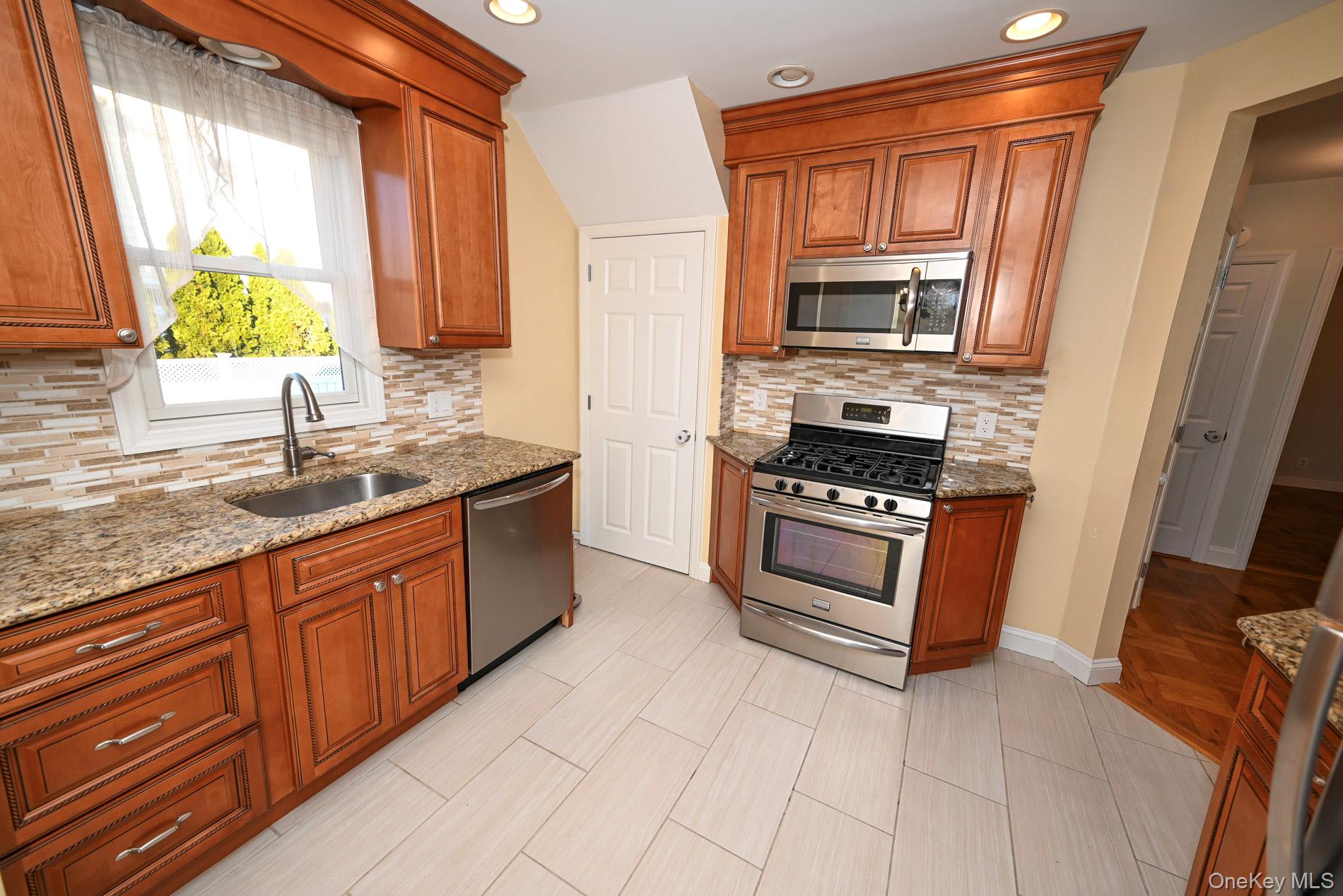 #15 photo, 249 Grange Street, ناسو Franklin Square , NY 11010