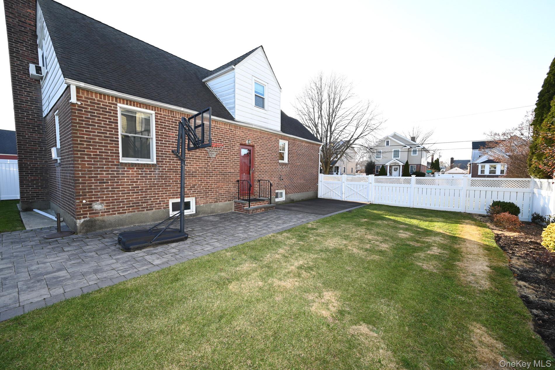 #9 photo, 249 Grange Street, ناسو Franklin Square , NY 11010