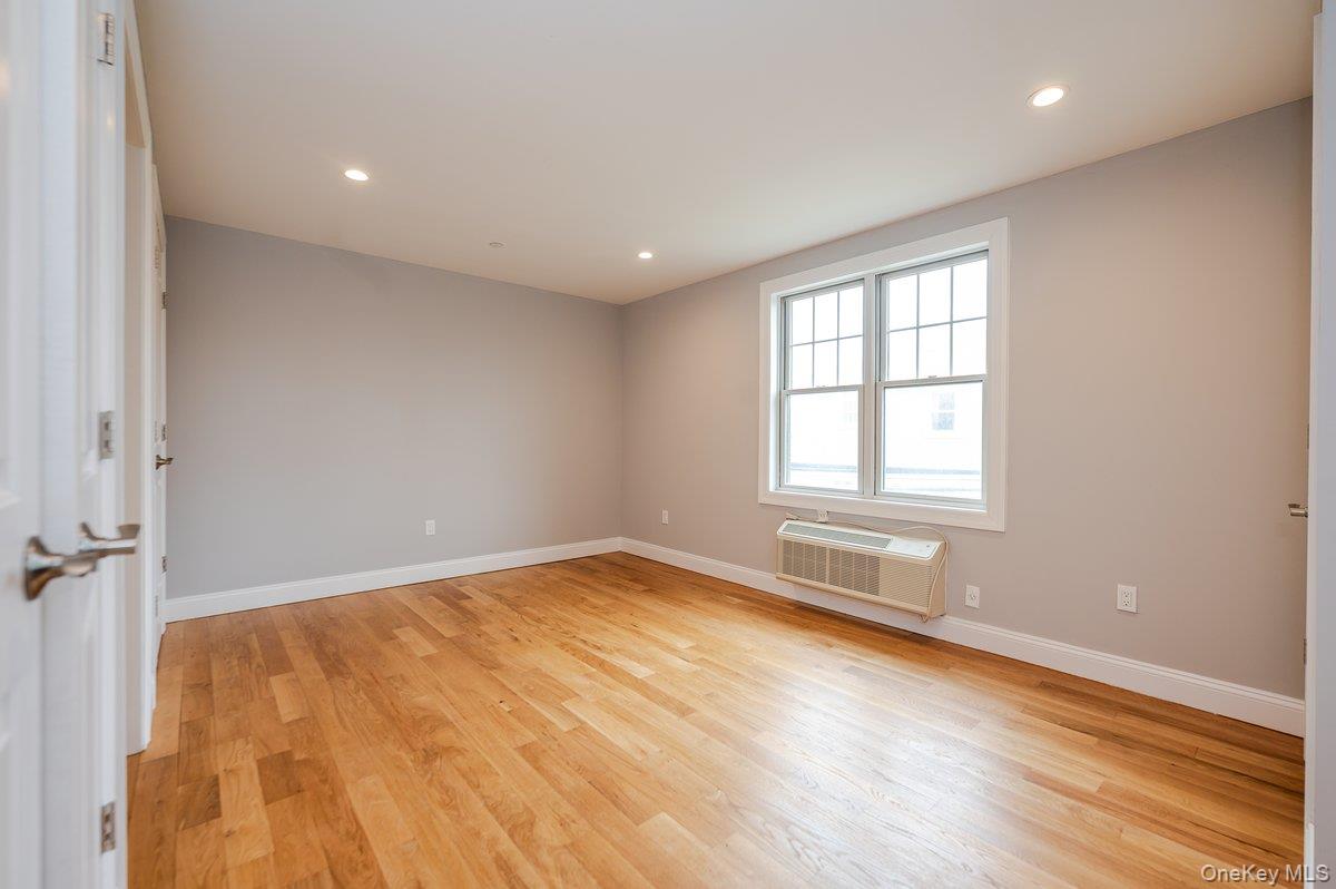 #14 photo, 661 W Broadway, מחוז נסאו Long Beach , NY 11561