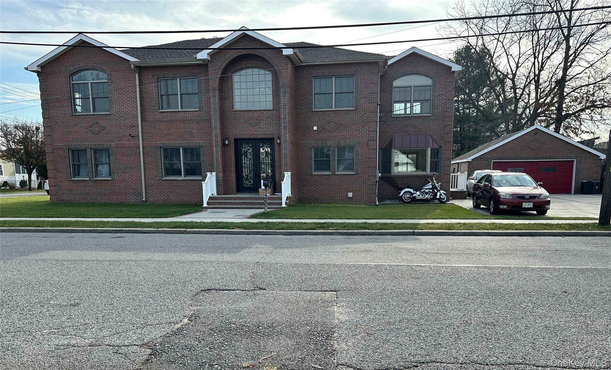 #1 photo, 1260 Warwick St Street, नासाउ काउंटी Uniondale , NY 11553