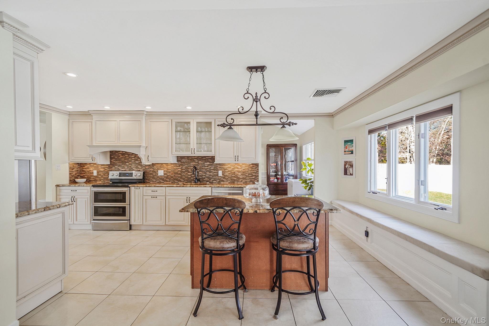 #17 photo, 269 Bridgeport Avenue, 롱 아일랜드 Medford , NY 11763