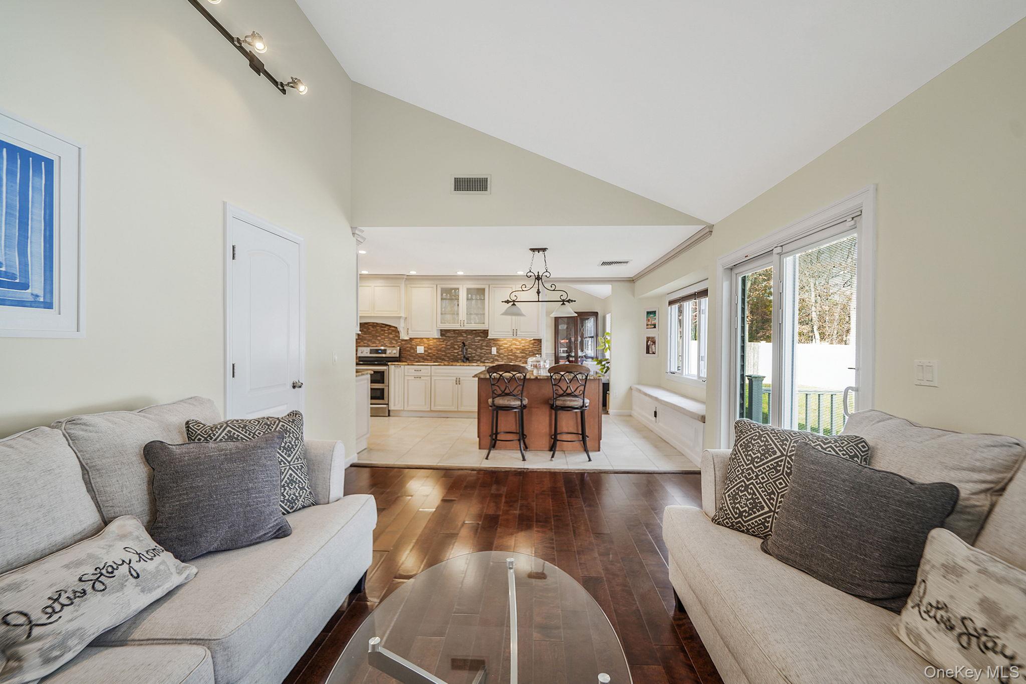 #20 photo, 269 Bridgeport Avenue, 롱 아일랜드 Medford , NY 11763