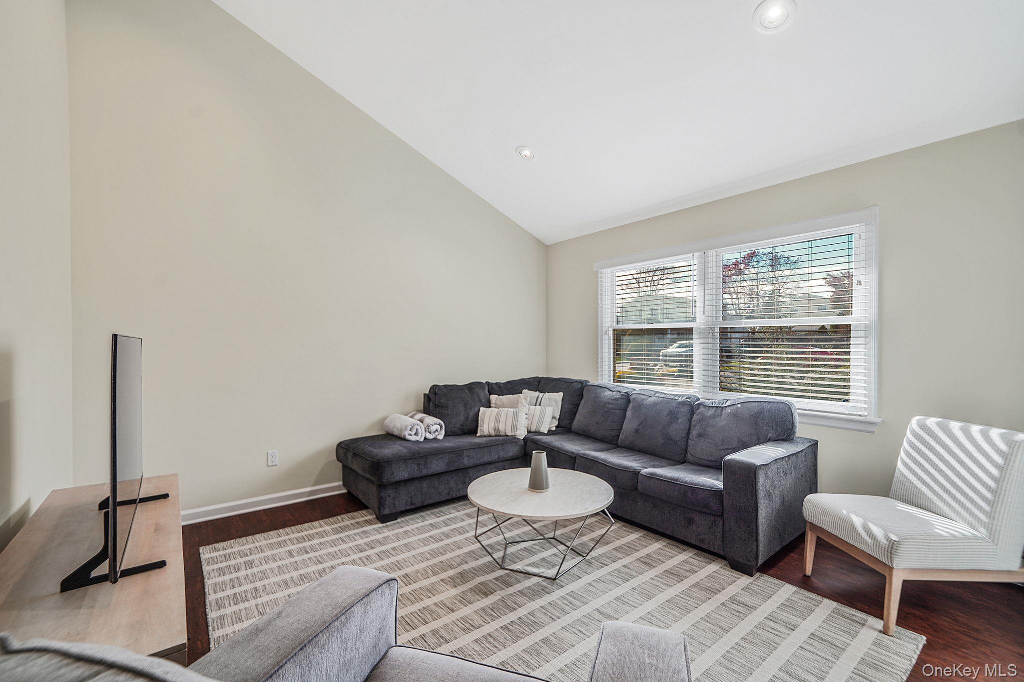 #7 photo, 269 Bridgeport Avenue, 롱 아일랜드 Medford , NY 11763