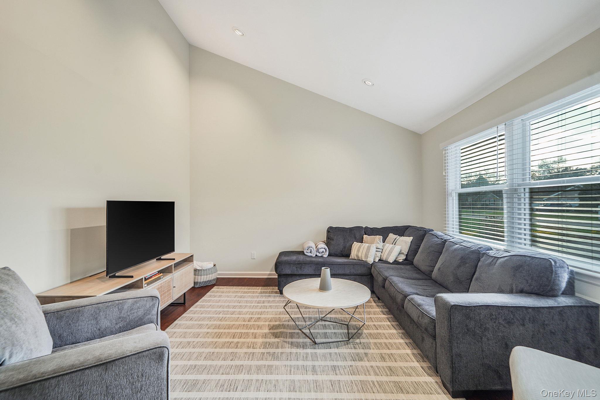 #8 photo, 269 Bridgeport Avenue, 롱 아일랜드 Medford , NY 11763