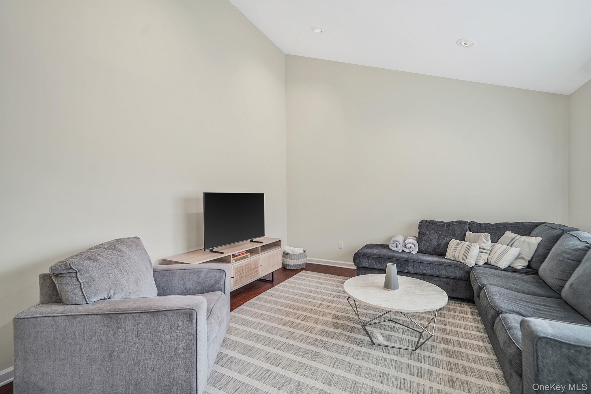 #9 photo, 269 Bridgeport Avenue, 롱 아일랜드 Medford , NY 11763