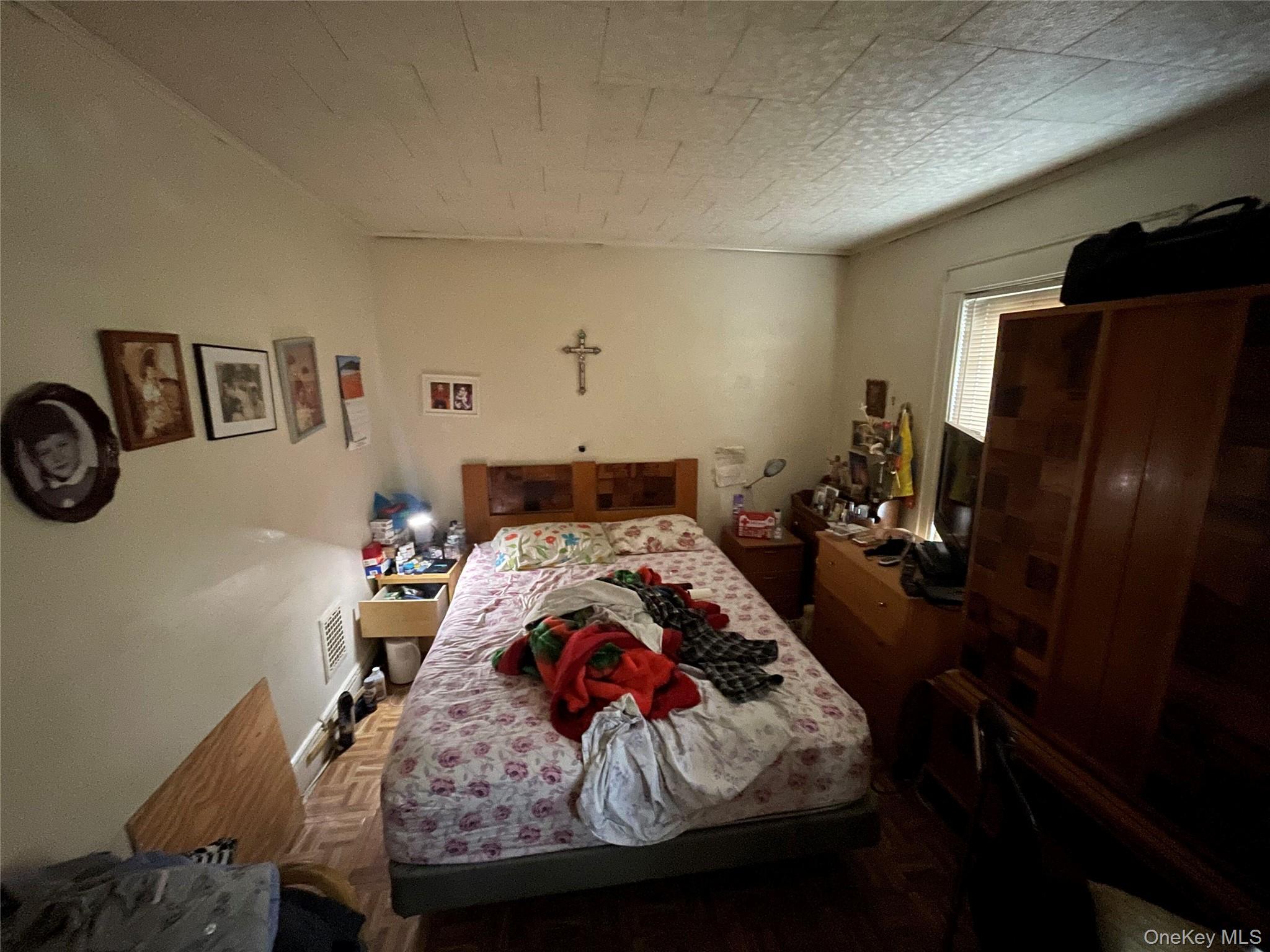 #5 photo, 10620 109th Avenue, कुईंस Ozone Park , NY 11417