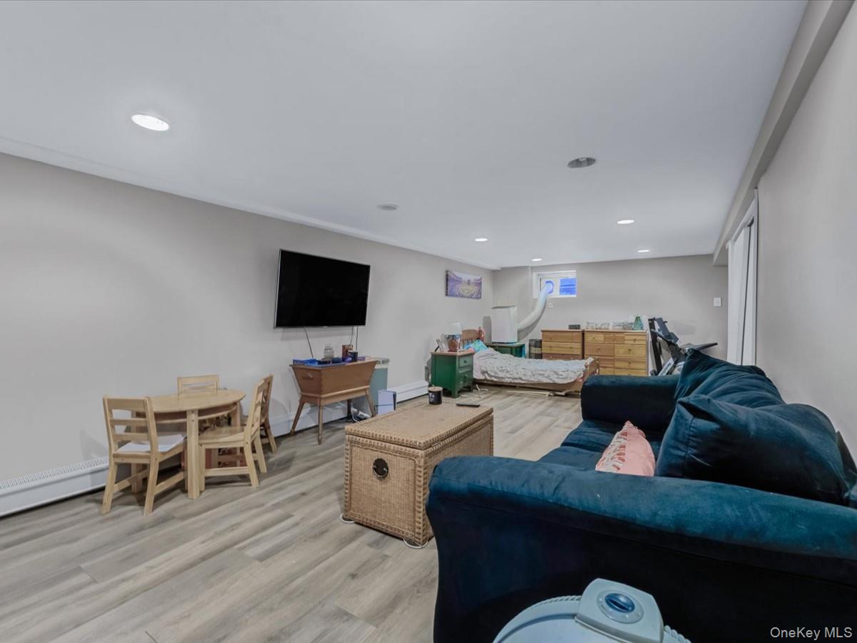 #14 photo, 68 Kenwood Avenue, מחוז נסאו Massapequa , NY 11758