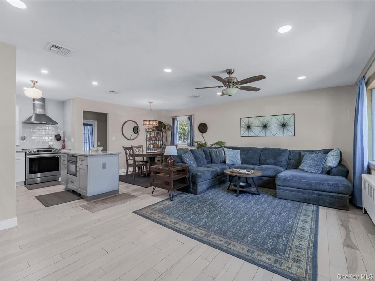 #3 photo, 68 Kenwood Avenue, מחוז נסאו Massapequa , NY 11758