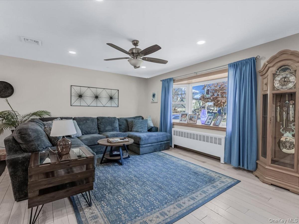 #4 photo, 68 Kenwood Avenue, מחוז נסאו Massapequa , NY 11758