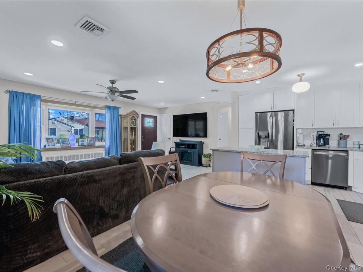 #6 photo, 68 Kenwood Avenue, מחוז נסאו Massapequa , NY 11758