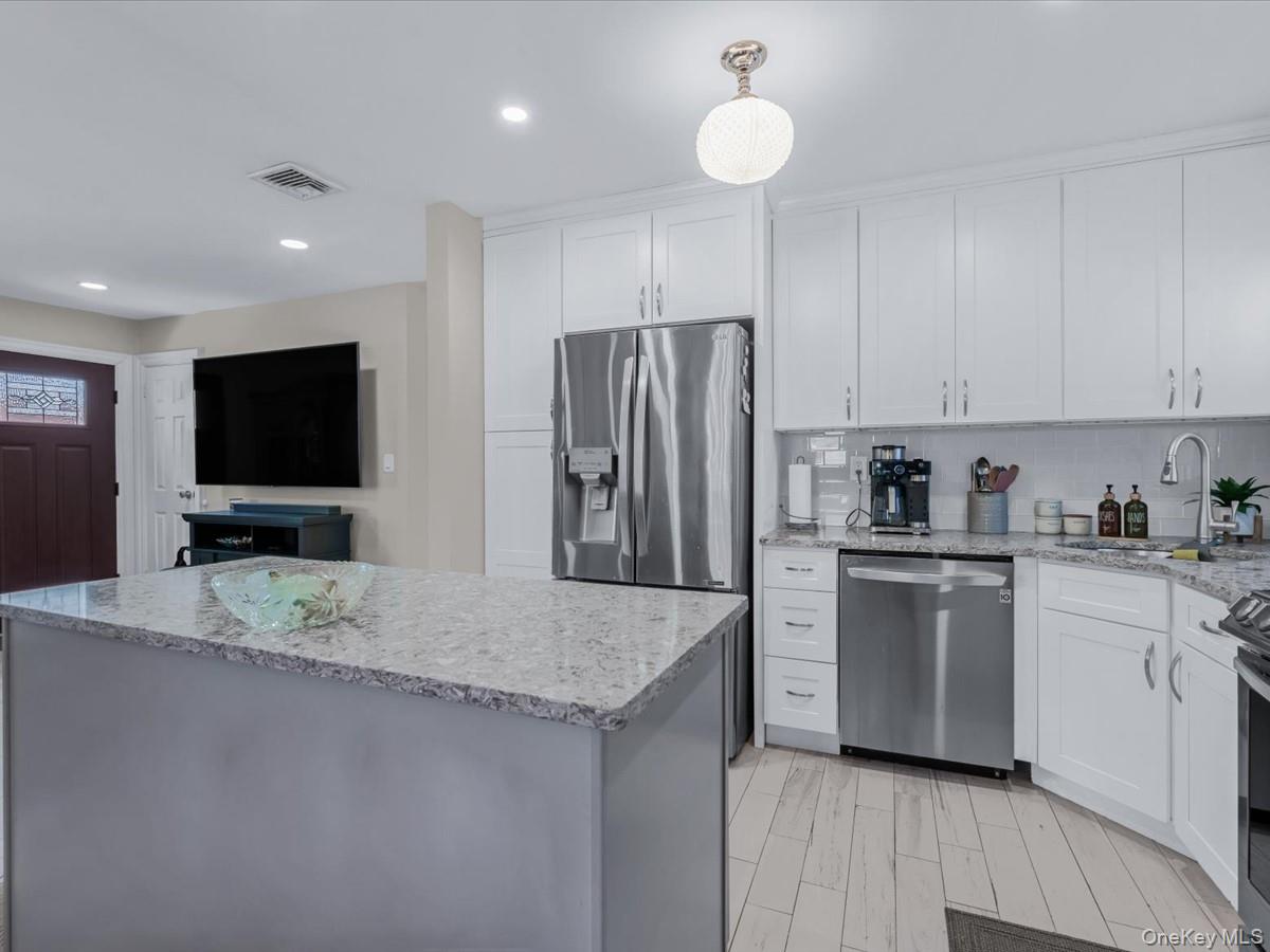 #7 photo, 68 Kenwood Avenue, מחוז נסאו Massapequa , NY 11758