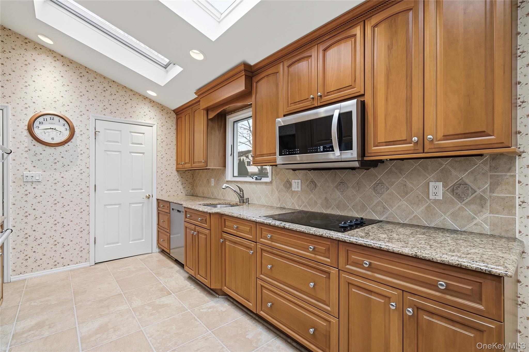 #15 photo, 16 Pantzer Street, 롱 아일랜드 Smithtown , NY 11787