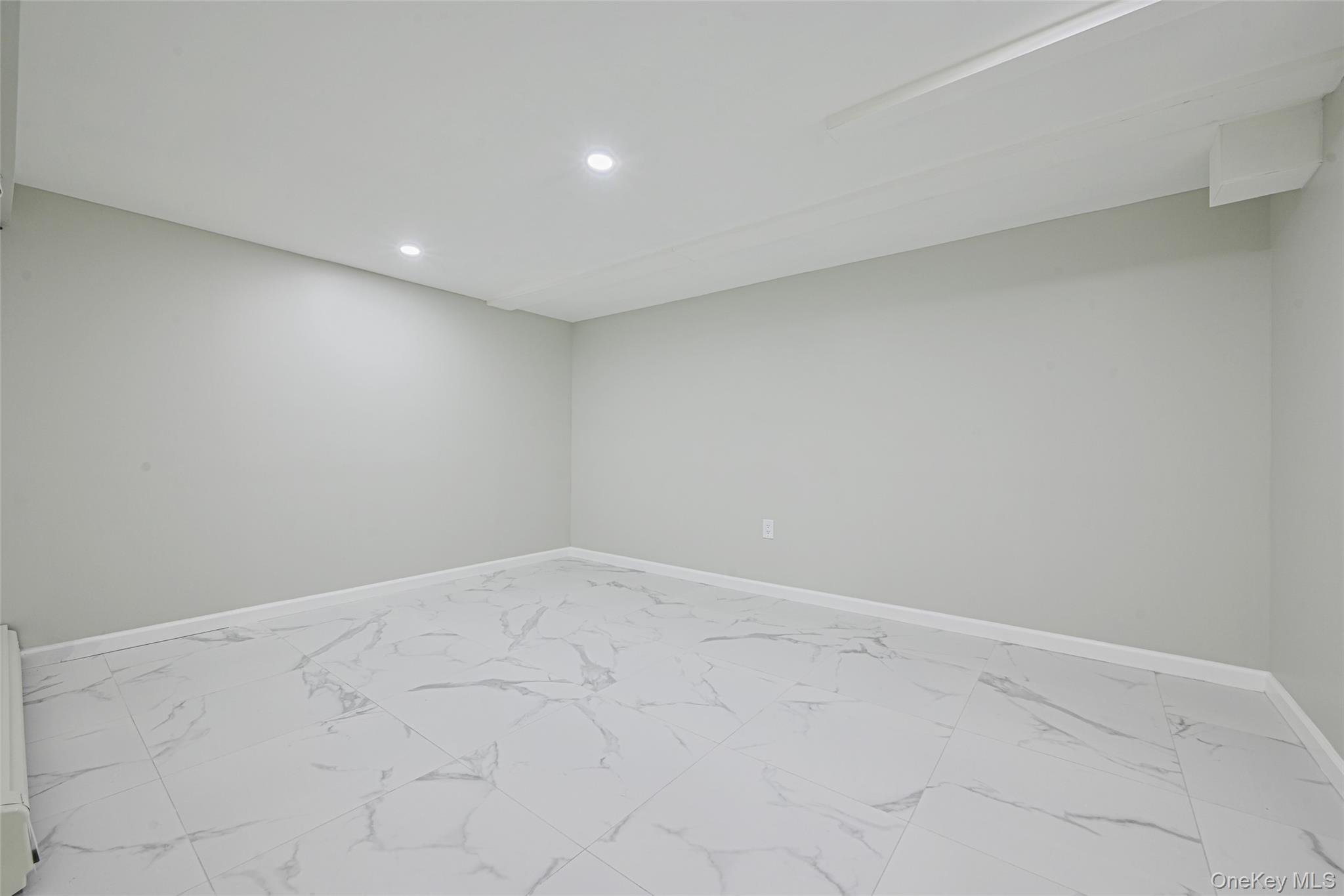 #12 photo, 172 Horseblock Road, سوفولك Centereach , NY 11720