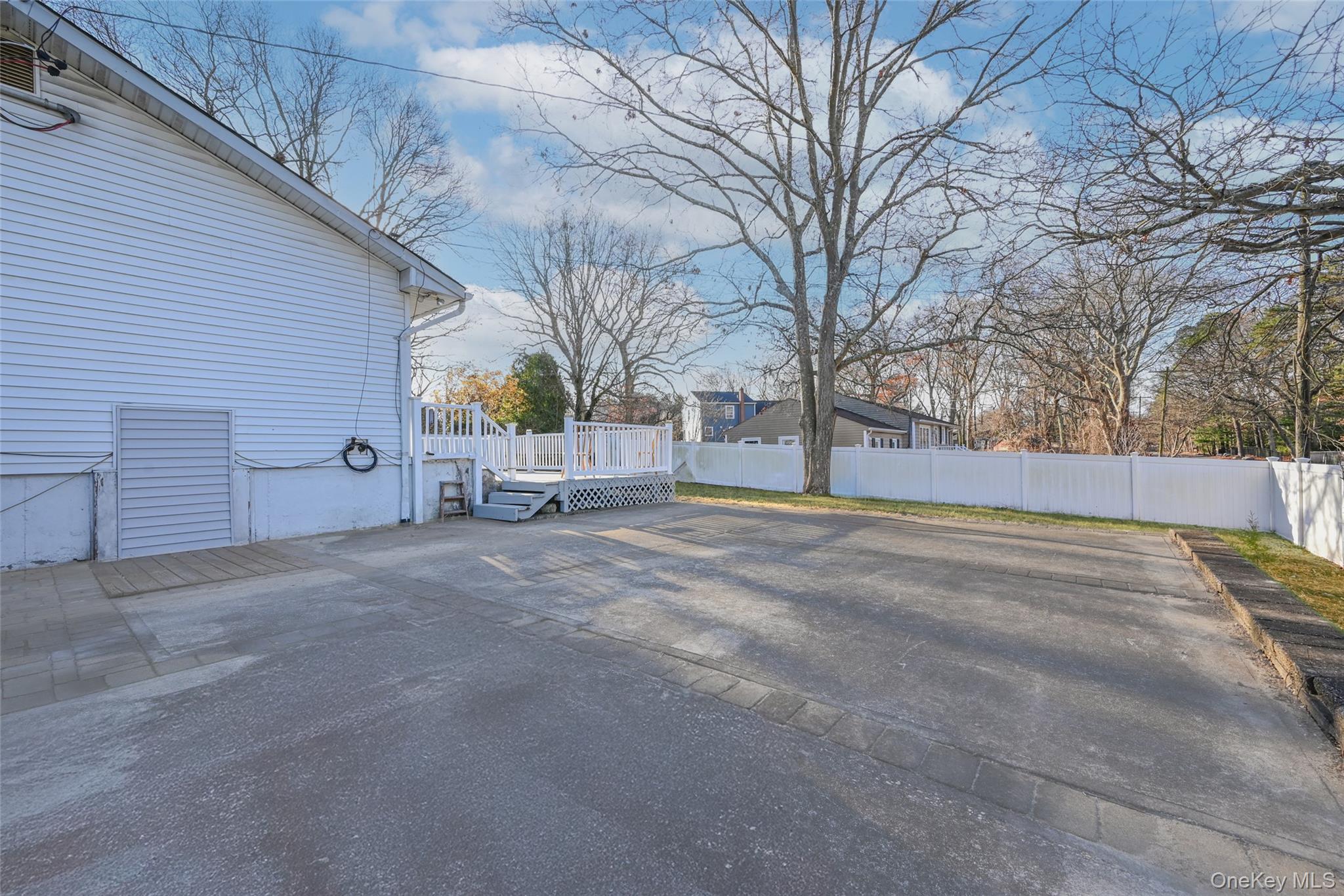 #14 photo, 172 Horseblock Road, سوفولك Centereach , NY 11720