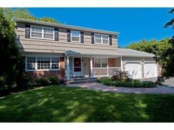 #2 photo, 305  Maplewood Rd, सफ़ोक काउंटी Huntington Station , NY 11746