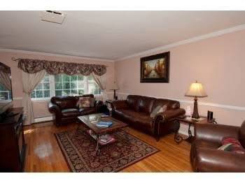 #3 photo, 305  Maplewood Rd, सफ़ोक काउंटी Huntington Station , NY 11746