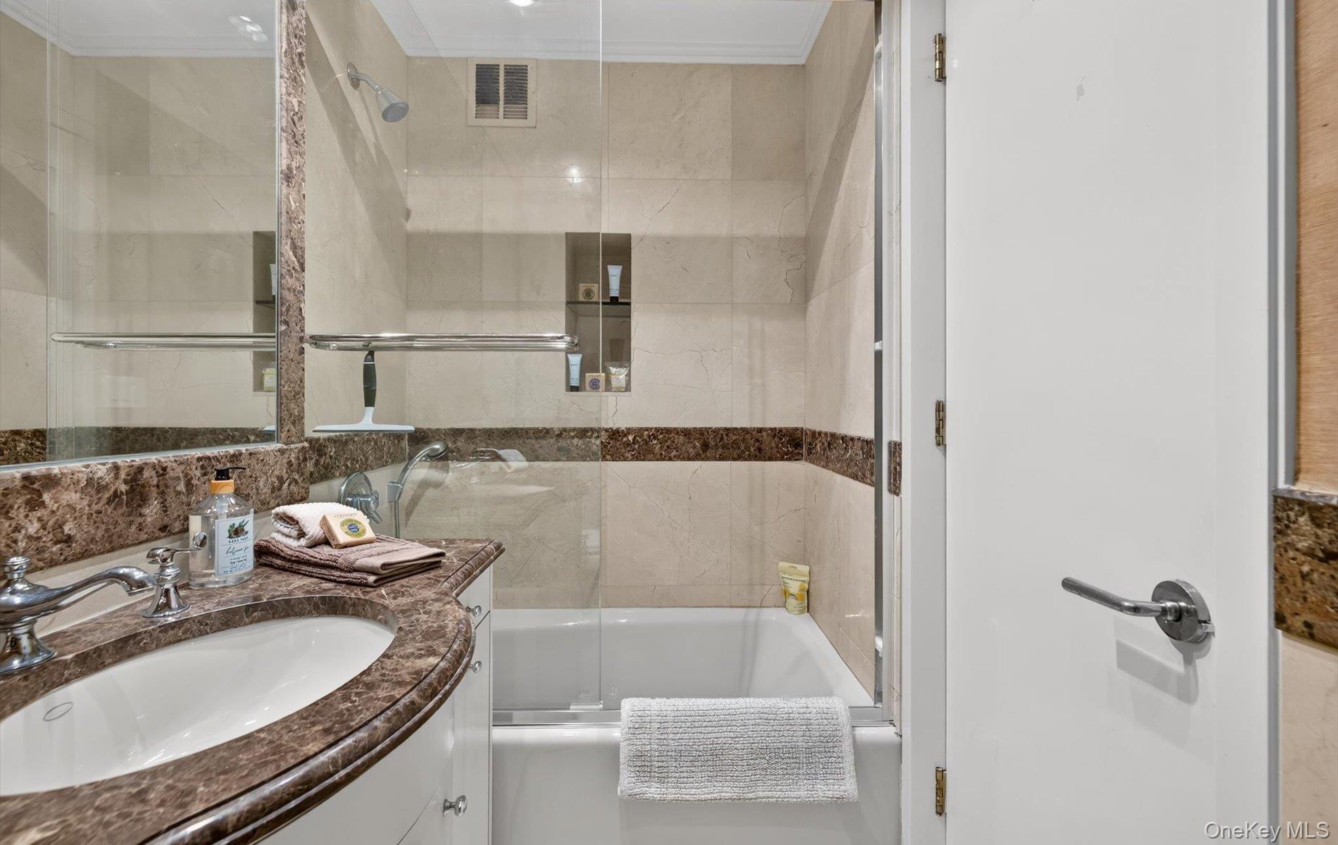 #19 photo, 42-30 Douglaston Parkway, Douglaston , NY 11363