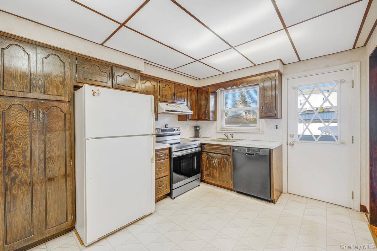 #17 photo, 44 Clark Street, Huntington , NY 11743