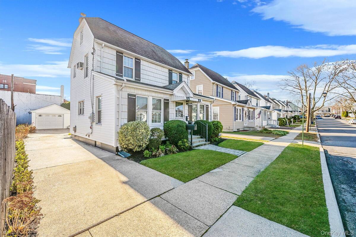 #1 photo, 12 Hawthorne Street, नासाउ काउंटी Williston Park , NY 11596