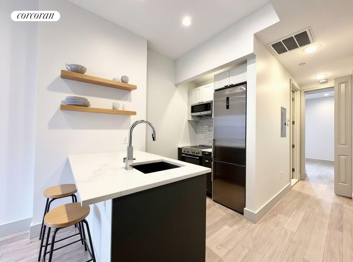 #3 photo, 23 AVE B, מנהטן East Village , NY 10009