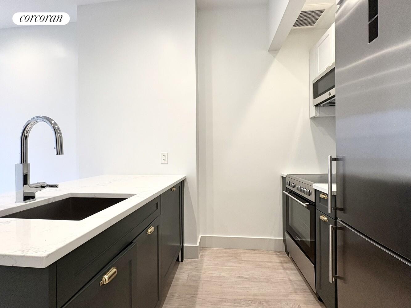 #4 photo, 23 AVE B, מנהטן East Village , NY 10009