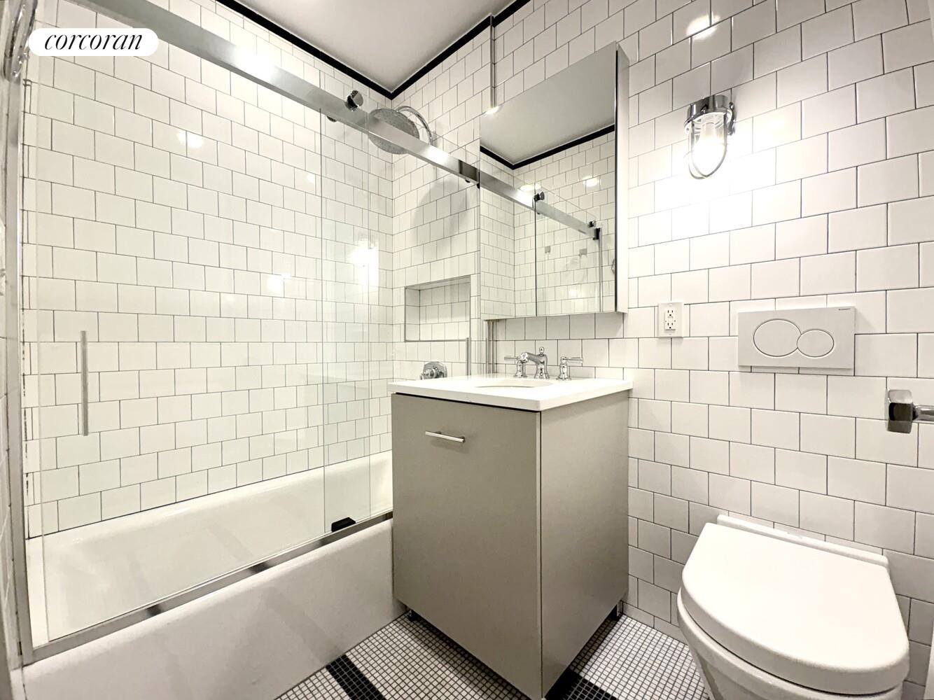 #7 photo, 23 AVE B, מנהטן East Village , NY 10009