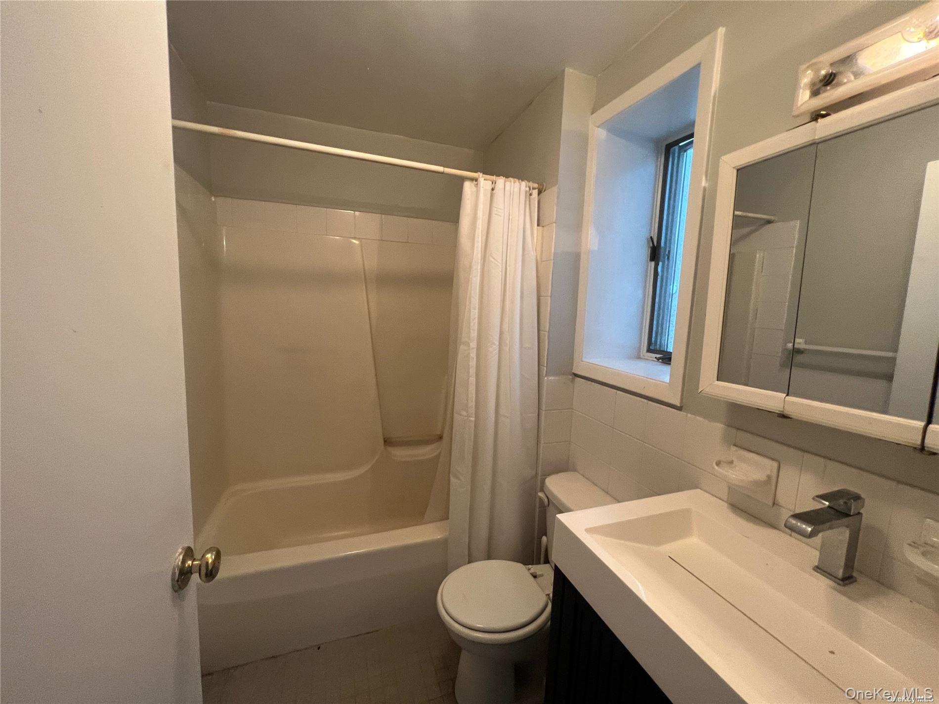 #4 photo, 541 E Broadway, नासाउ काउंटी Long Beach , NY 11561