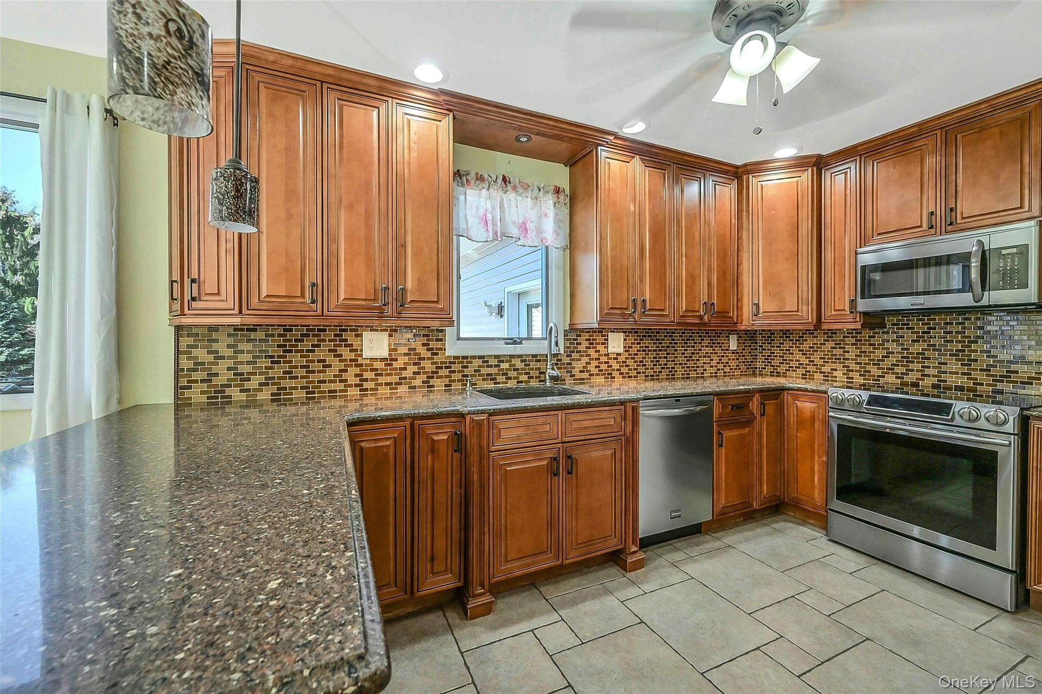 #18 photo, 61 Eileen Circle, Саффолк ‖ Jamesport , NY 11947