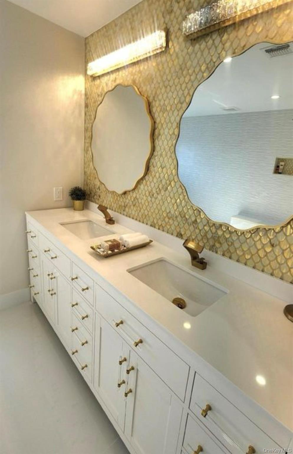 #5 photo, Westbury, नासाउ काउंटी Westbury , NY 11590