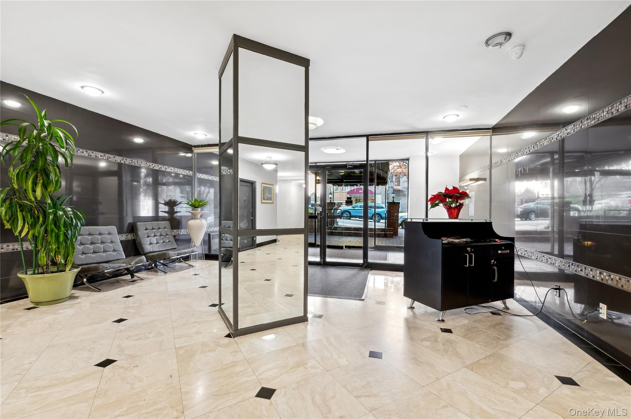 #2 photo, 67-30 Clyde Street, Куинс ‖ Forest Hills , NY 11375