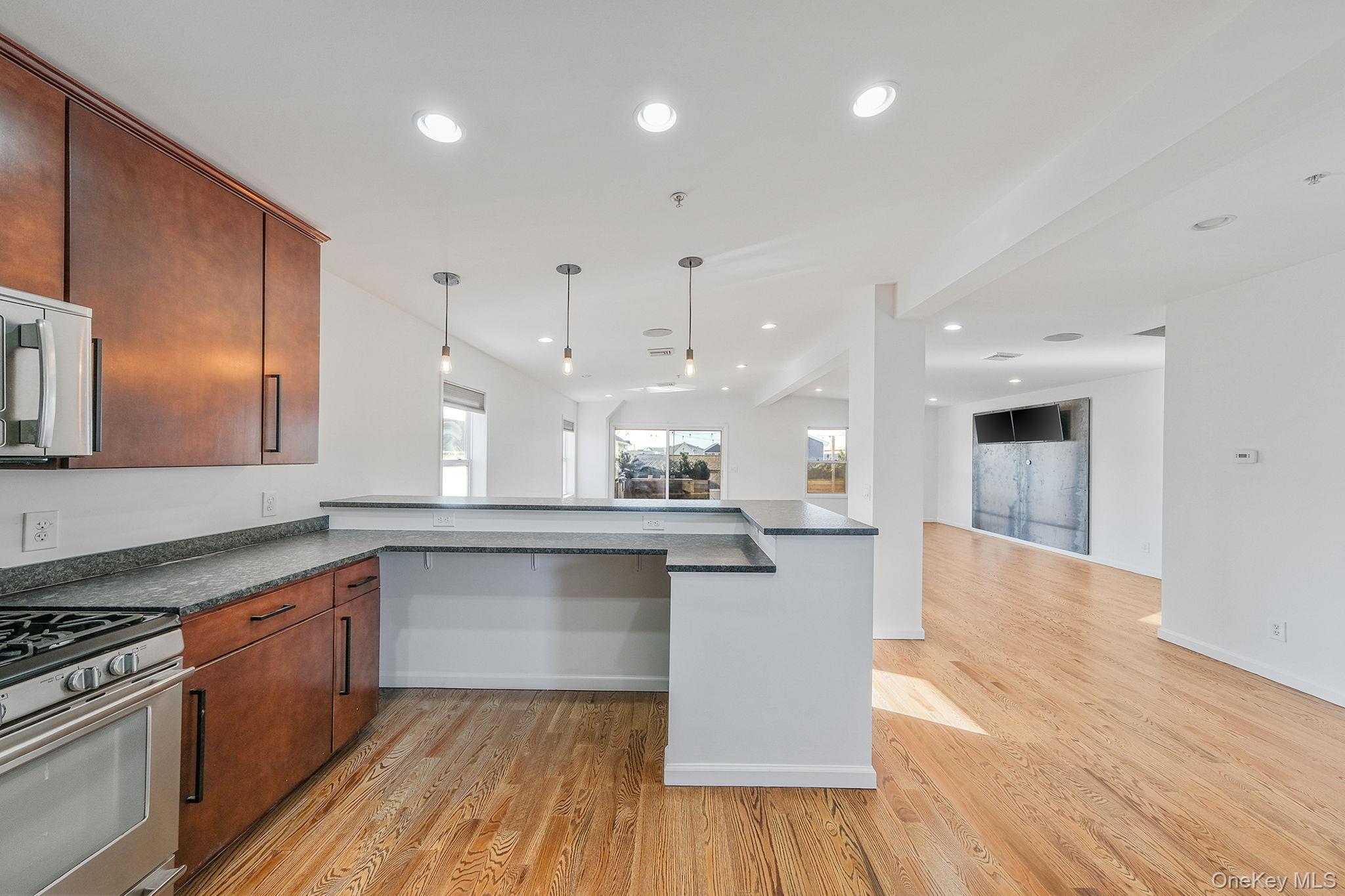 #2 photo, 80 Nebraska Street, नासाउ काउंटी Long Beach , NY 11561