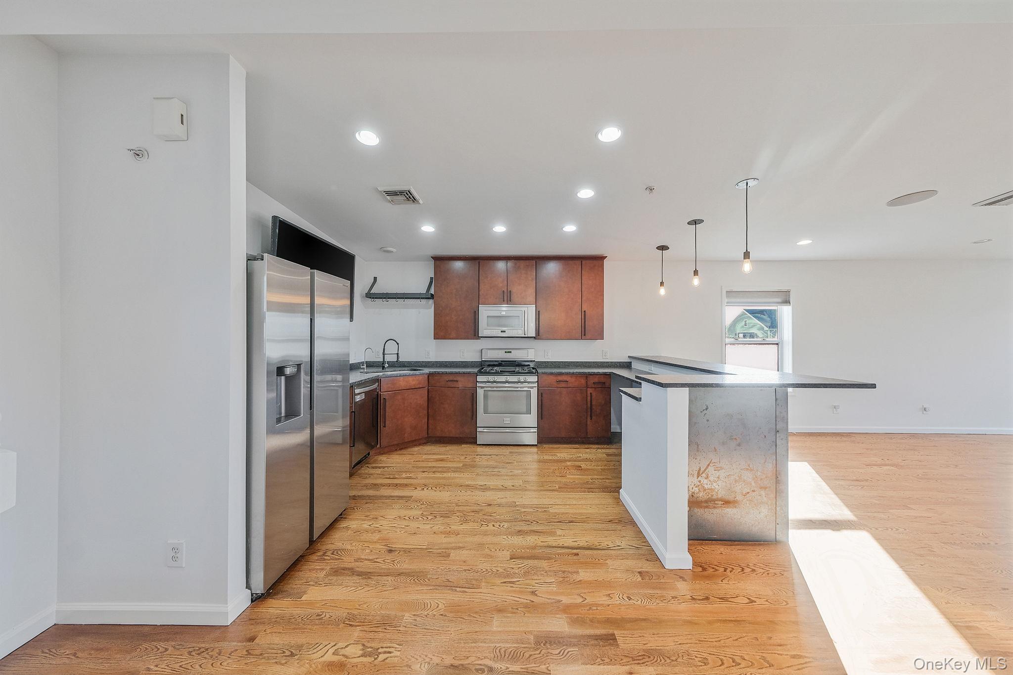 #3 photo, 80 Nebraska Street, नासाउ काउंटी Long Beach , NY 11561