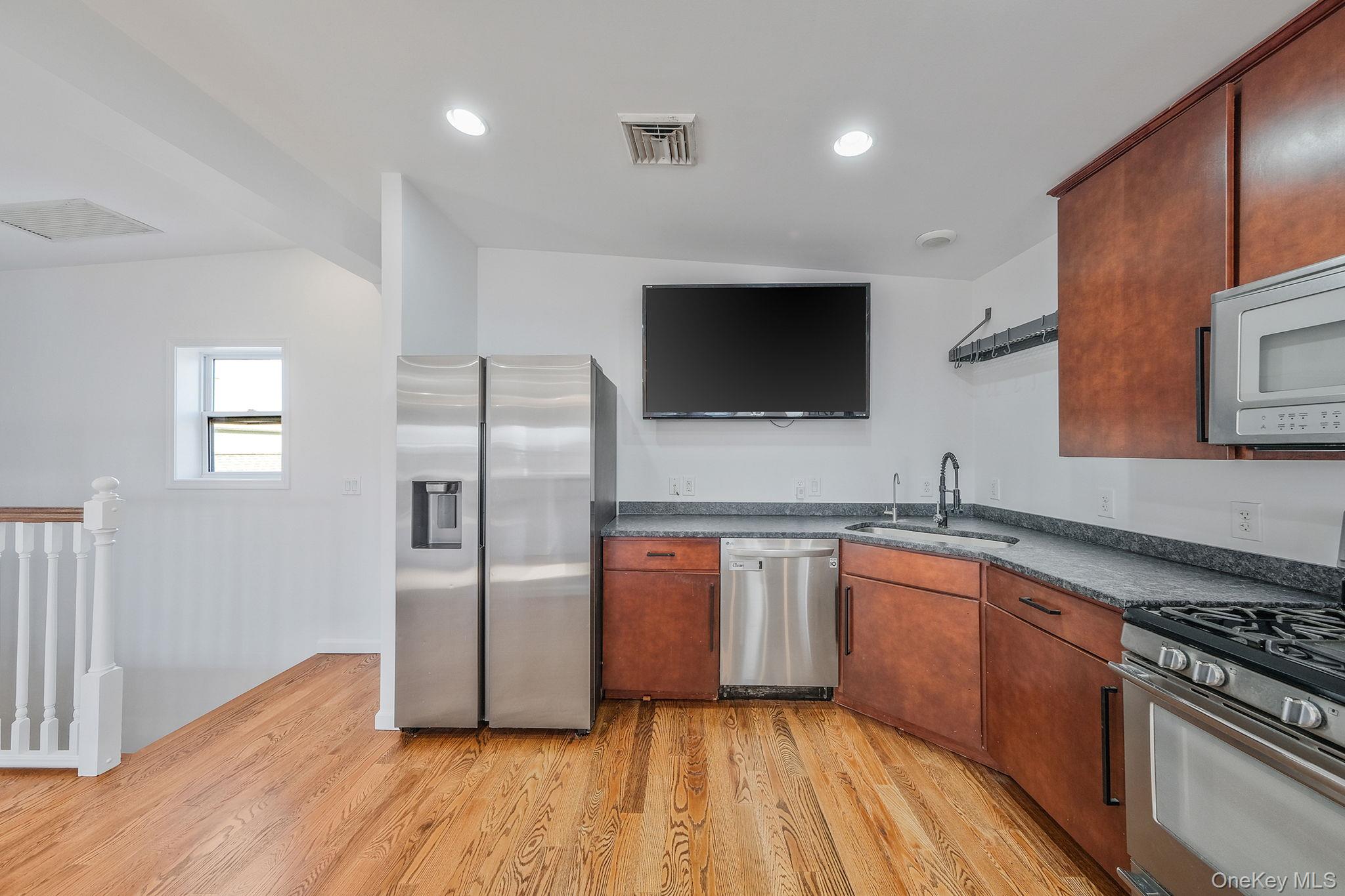 #4 photo, 80 Nebraska Street, नासाउ काउंटी Long Beach , NY 11561