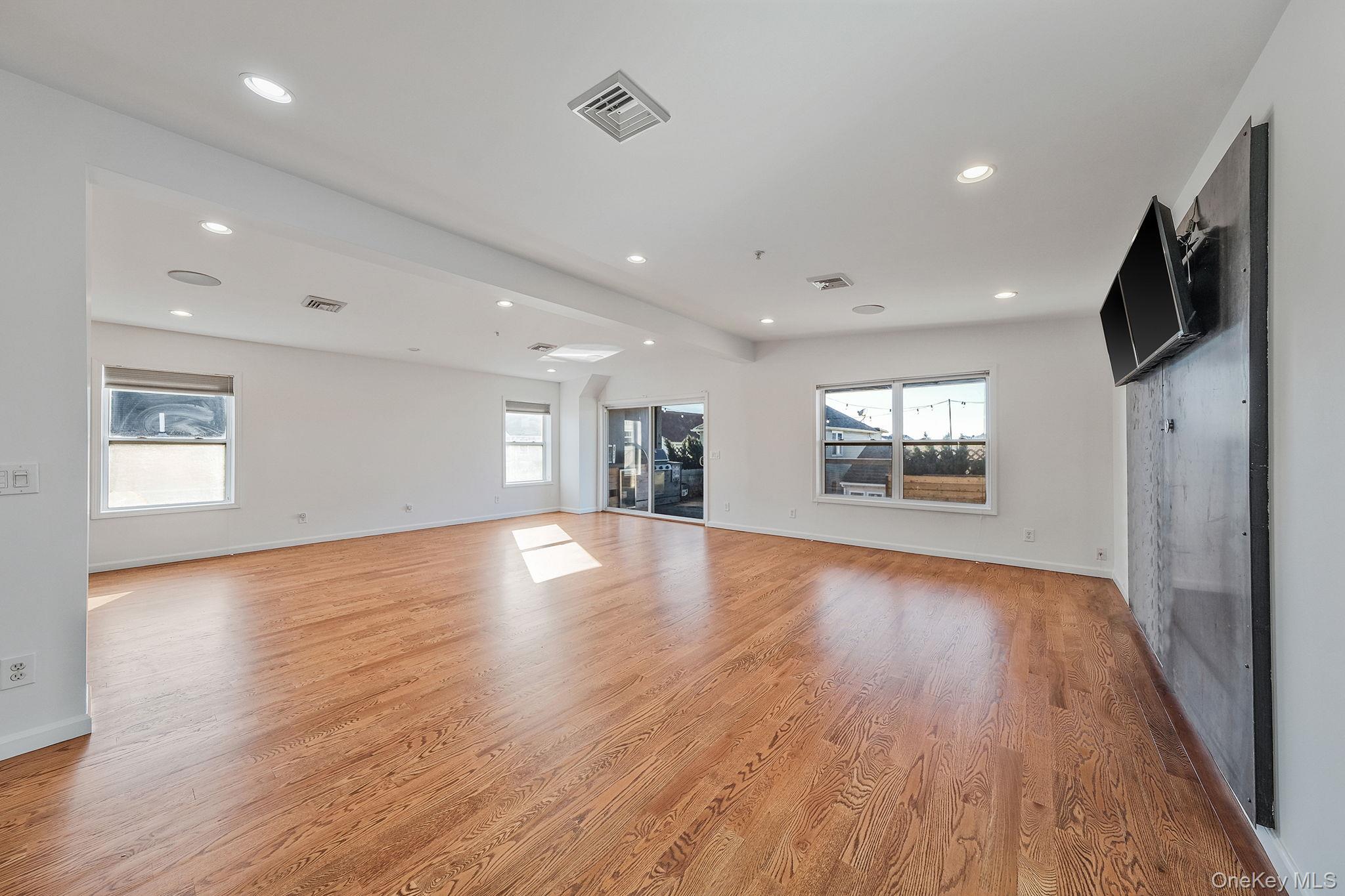 #8 photo, 80 Nebraska Street, नासाउ काउंटी Long Beach , NY 11561