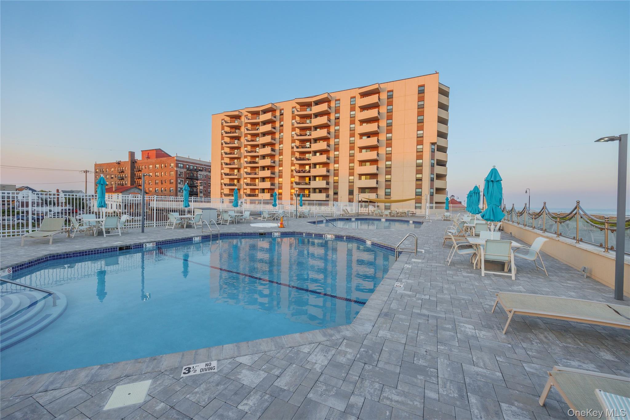 #1 photo, 360 Shore Road, नासाउ काउंटी Long Beach , NY 11561