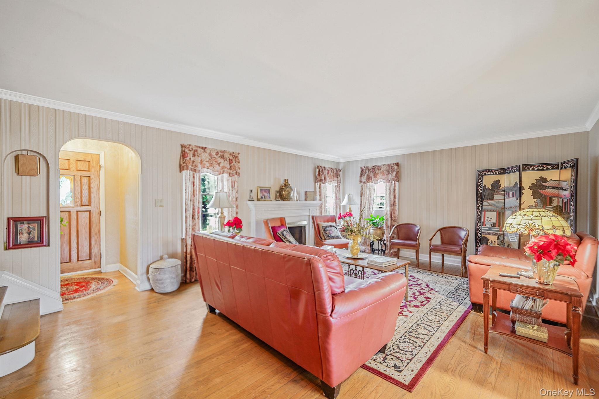 #5 photo, 7 Rugby Road, नासाउ काउंटी Westbury , NY 11590