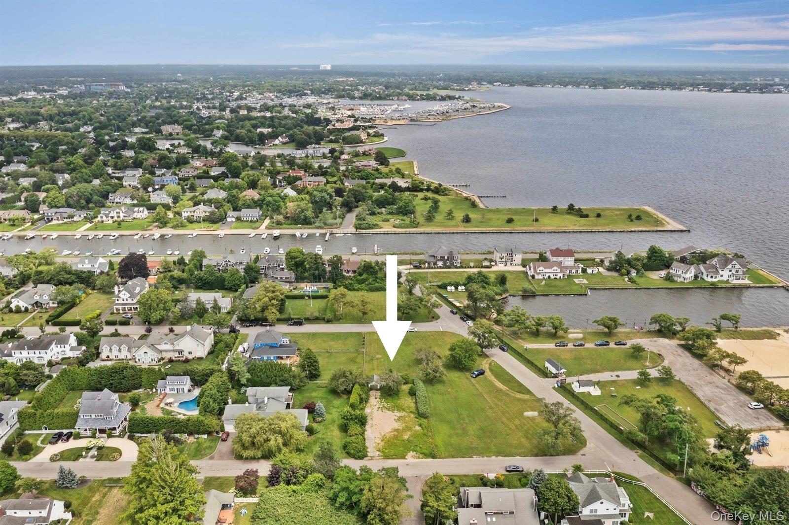 #4 photo, 20 Bayway Avenue, Brightwaters , NY 11718