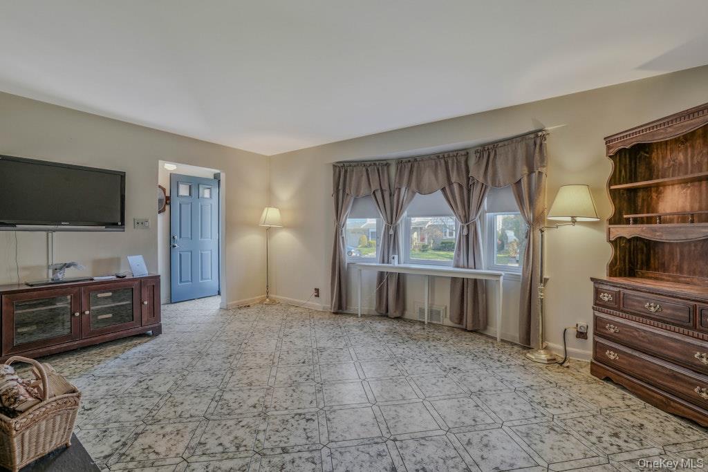 #5 photo, 645 S 10th Street, New Hyde Park , NY 11040