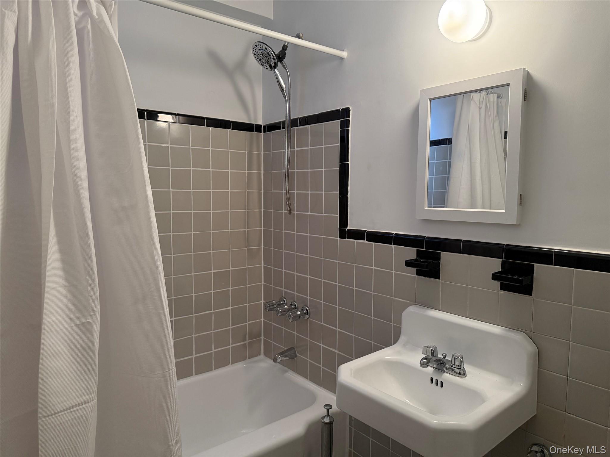 #11 photo, 30-11 Parsons Boulevard, 뉴욕퀸즈 Flushing , NY 11354