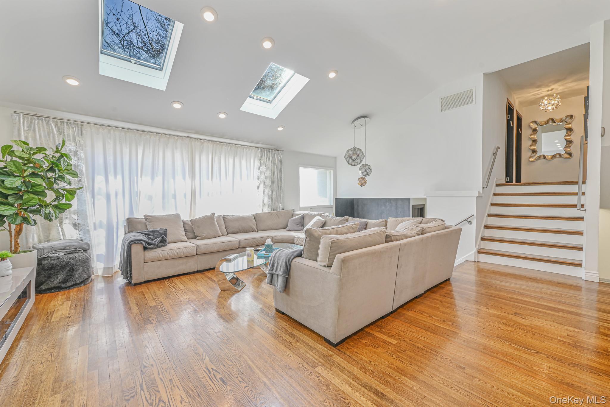 #6 photo, 972 S End, Hewlett , NY 11598