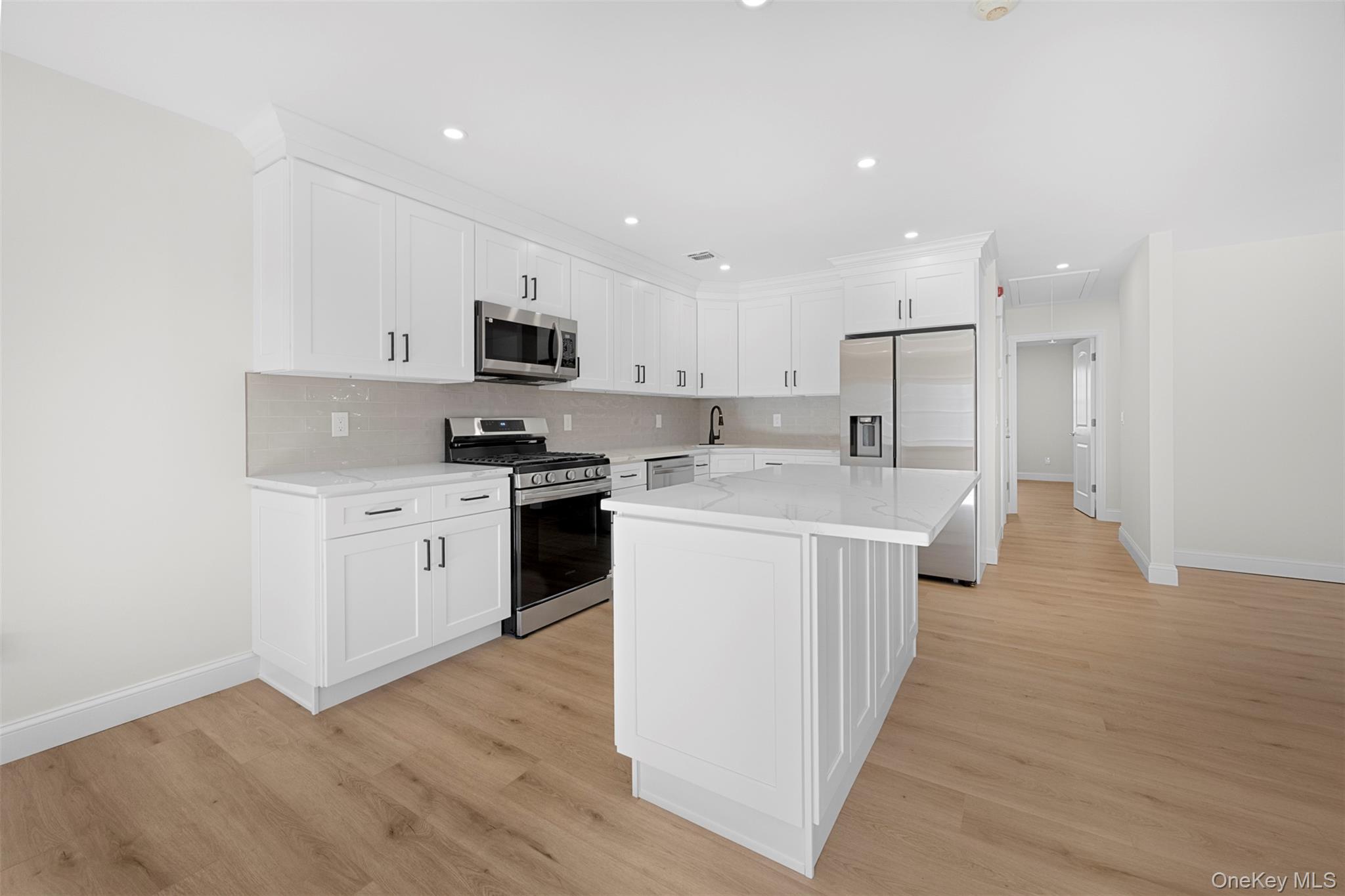 #13 photo, 48 Victorian Lane, Саффолк ‖ Medford , NY 11763