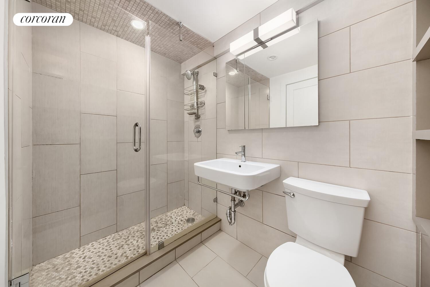 #6 photo, 65 COOPER Square, 맨해튼 East Village , NY 10003