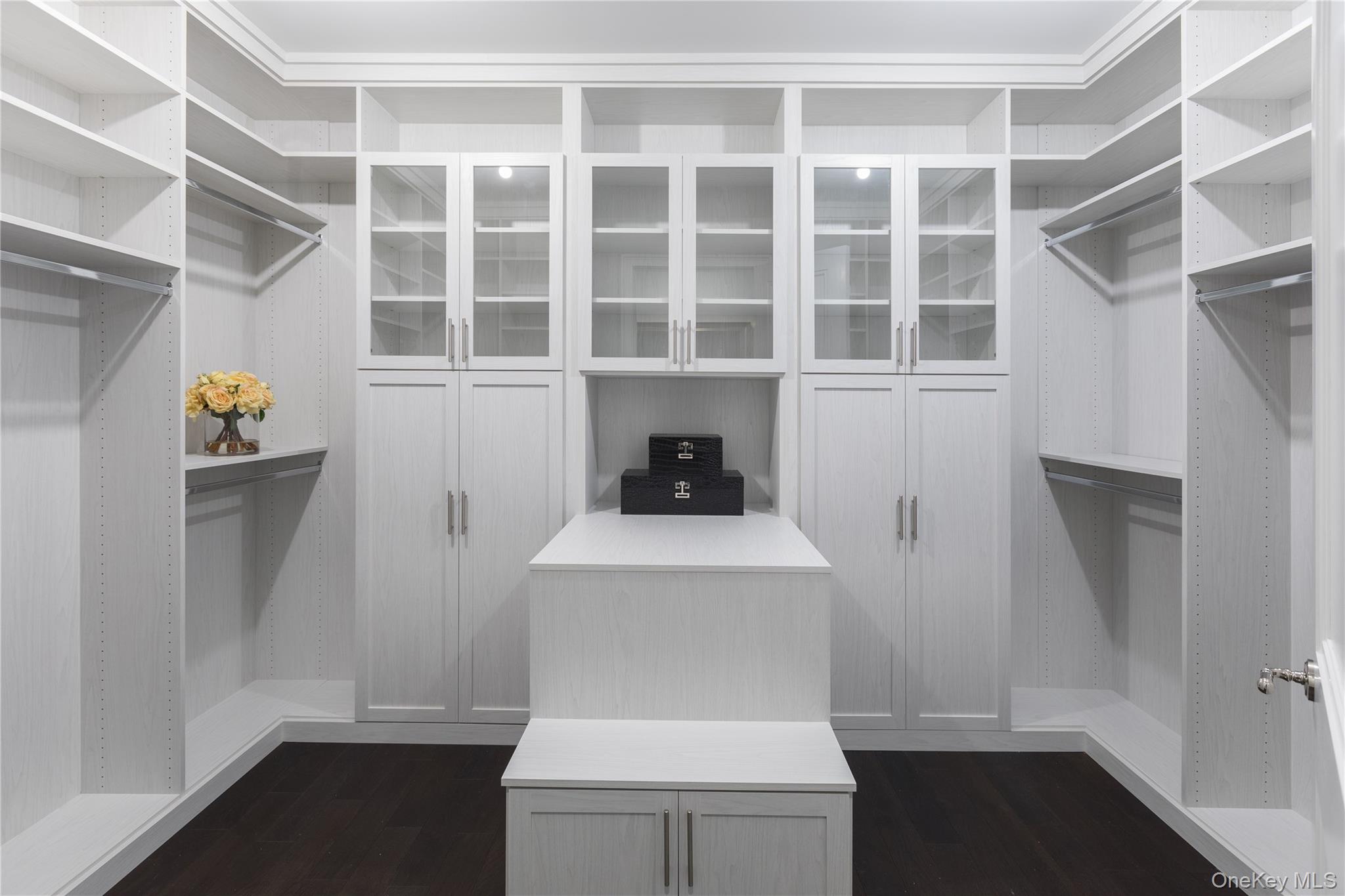 #13 photo, 3000 Royal Court, ناسو North Hills , NY 11040