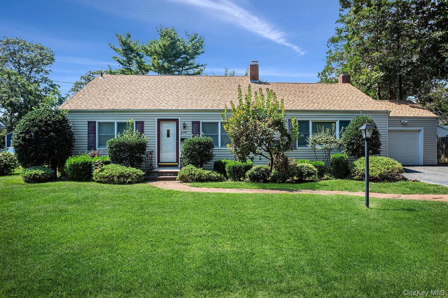 #1 photo, 114 Monroe Avenue, सफ़ोक काउंटी Patchogue , NY 11772