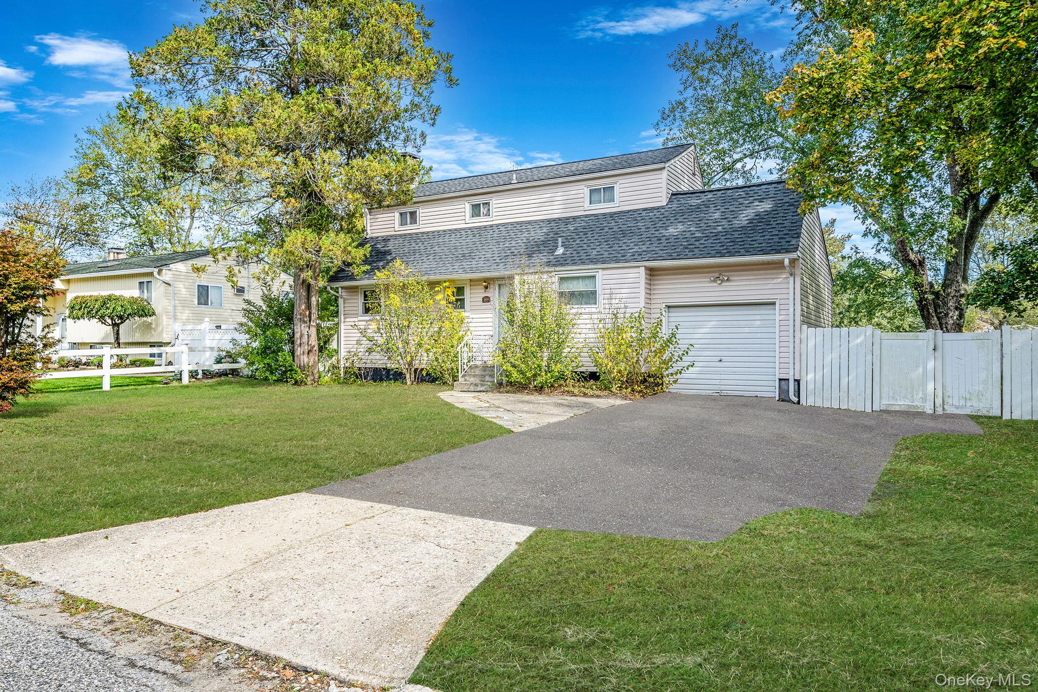 #1 photo, 3109 Devon Avenue, سوفولك Medford , NY 11763