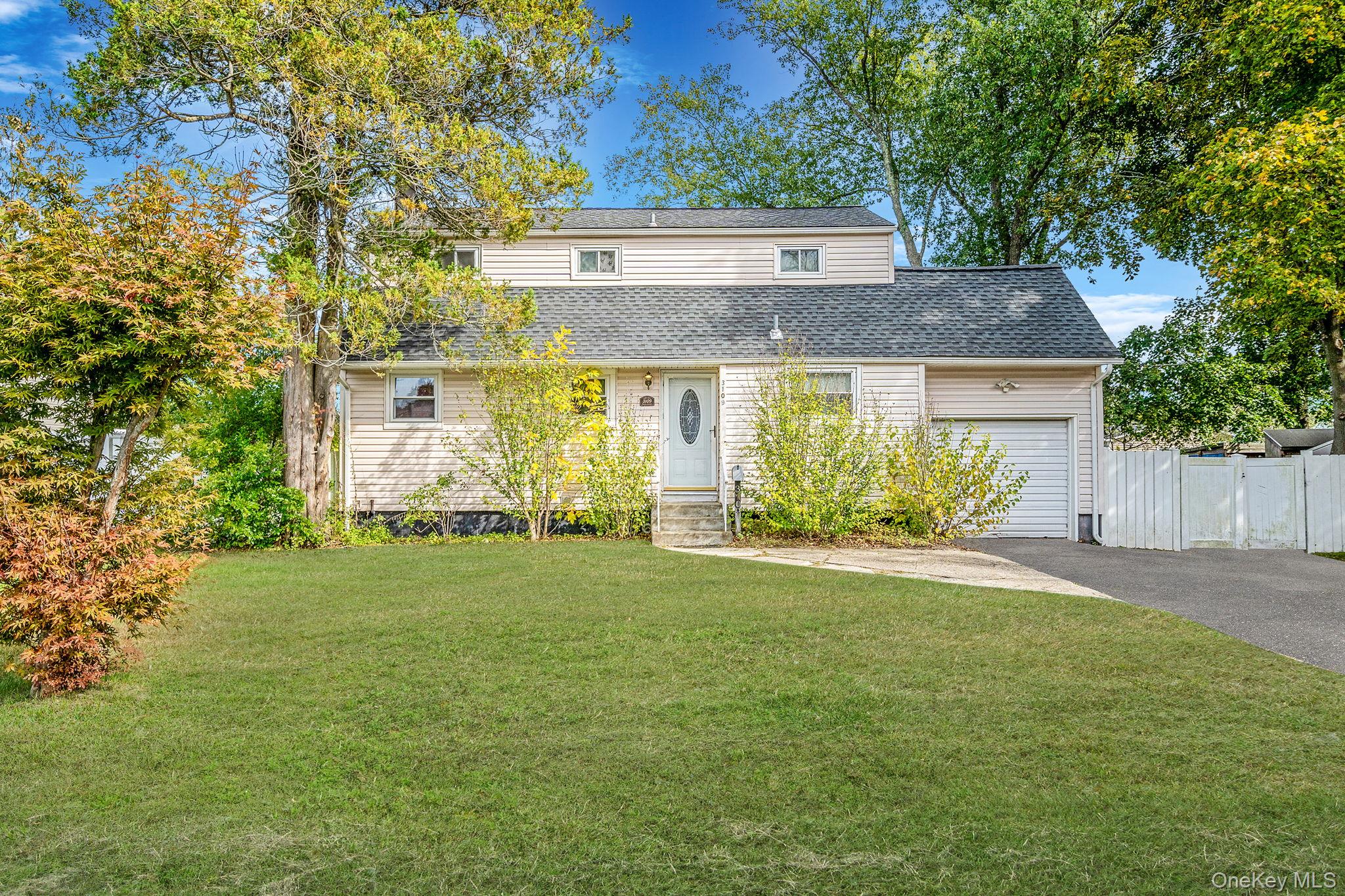 #2 photo, 3109 Devon Avenue, سوفولك Medford , NY 11763