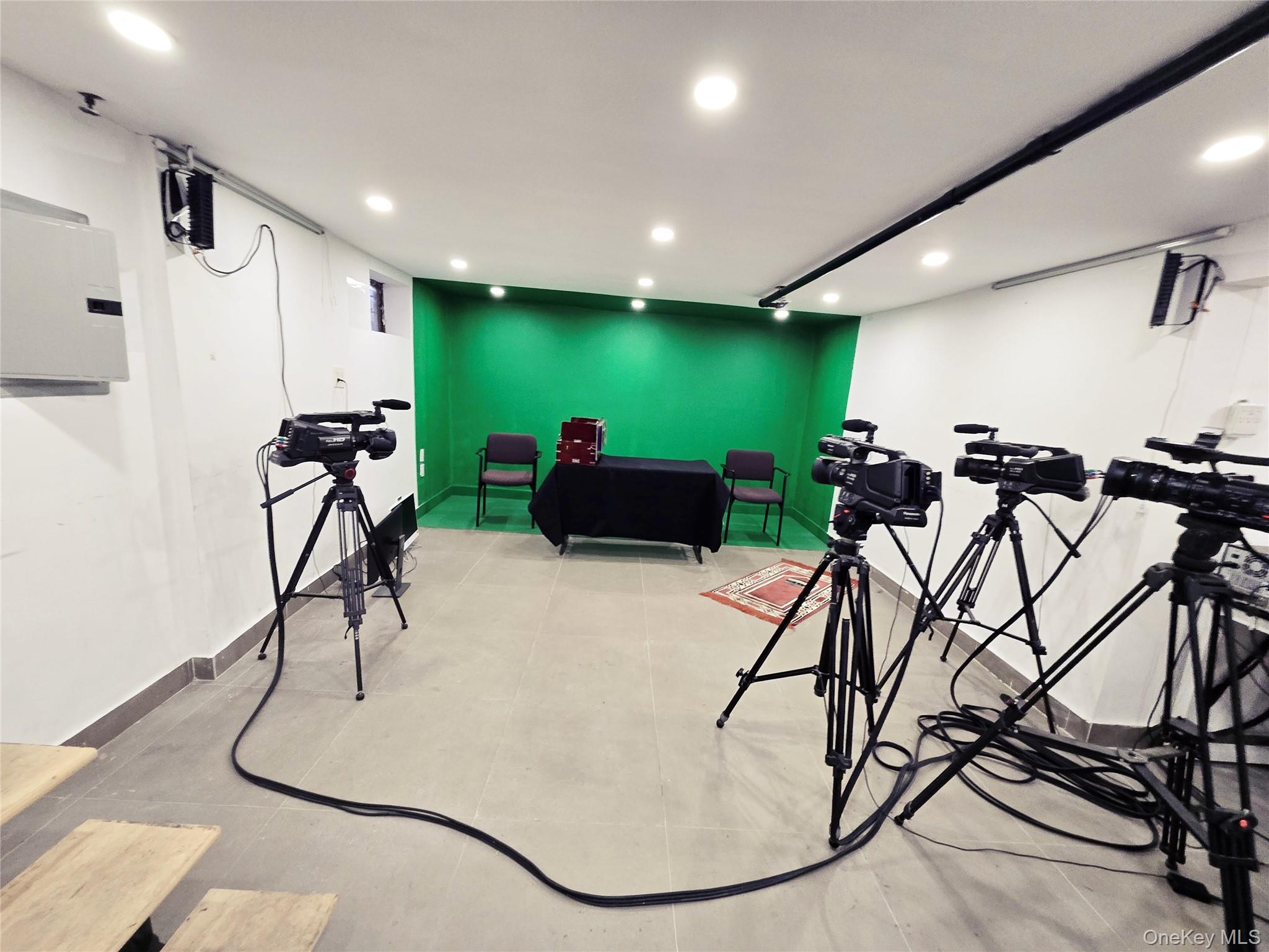 #14 photo, 777 W Merrick Road, ناسو Valley Stream , NY 11580